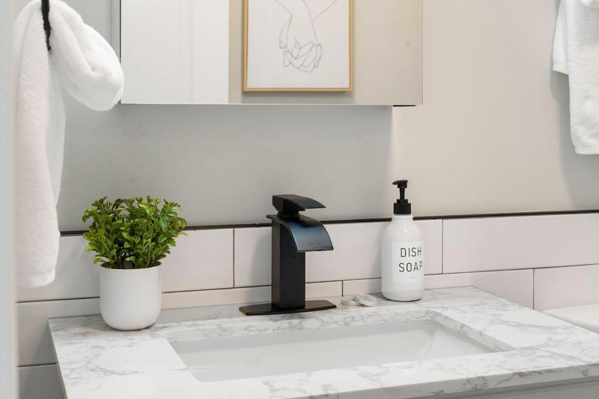 2 Bed & 3 Bath Chicago Condo Экстерьер фото