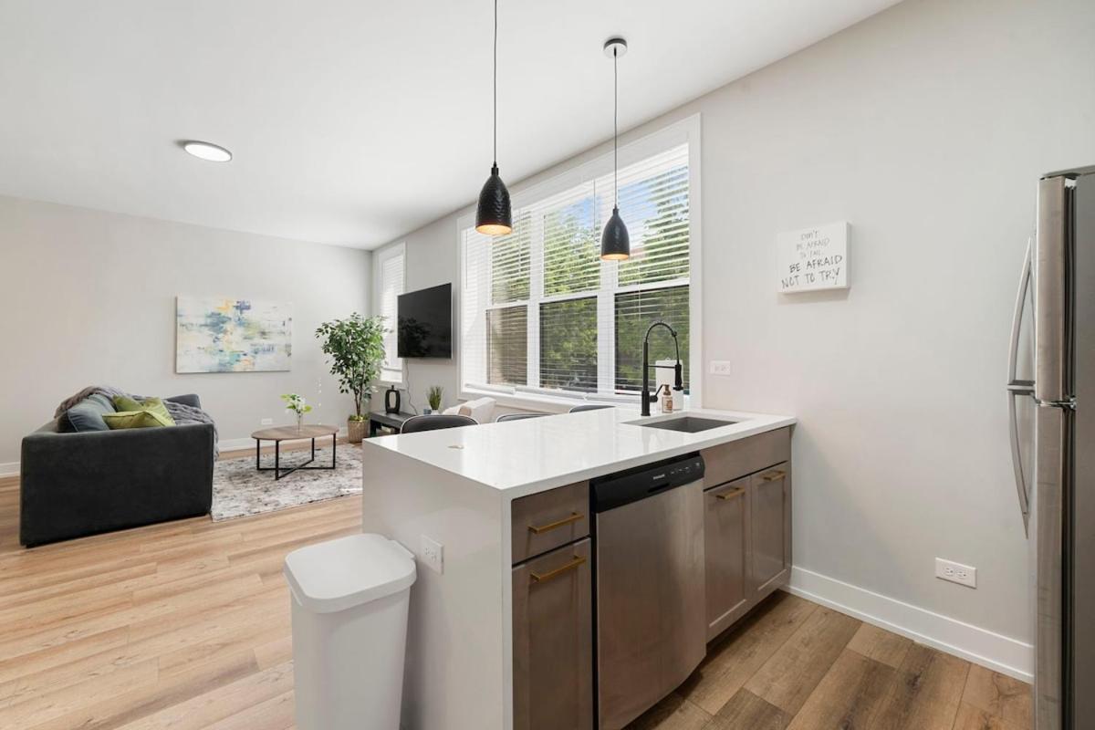 2 Bed & 3 Bath Chicago Condo Экстерьер фото